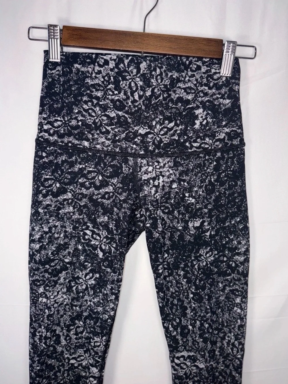 lululemon athletica Women Black & White Floral-Print High-Rise Leggings Size 6/S